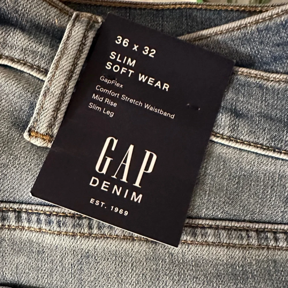 NWT Gap Men's Slim Soft Wear 36x32 Light Denim Mens Jeans - Picture 2 of 9